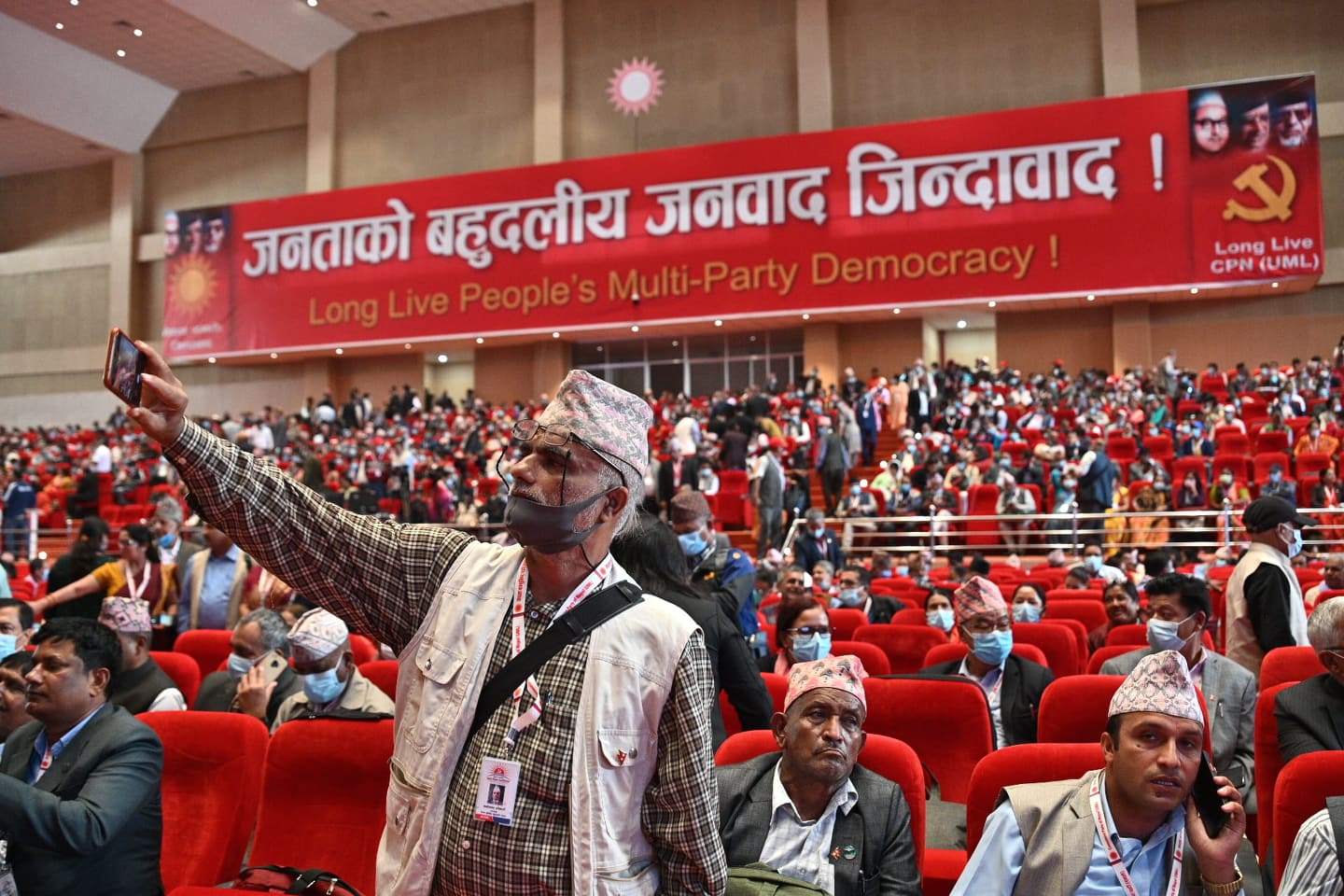 विधान महाधिवेशनमा एमाले नेताहरूको सेल्फी (फोटो फिचर)